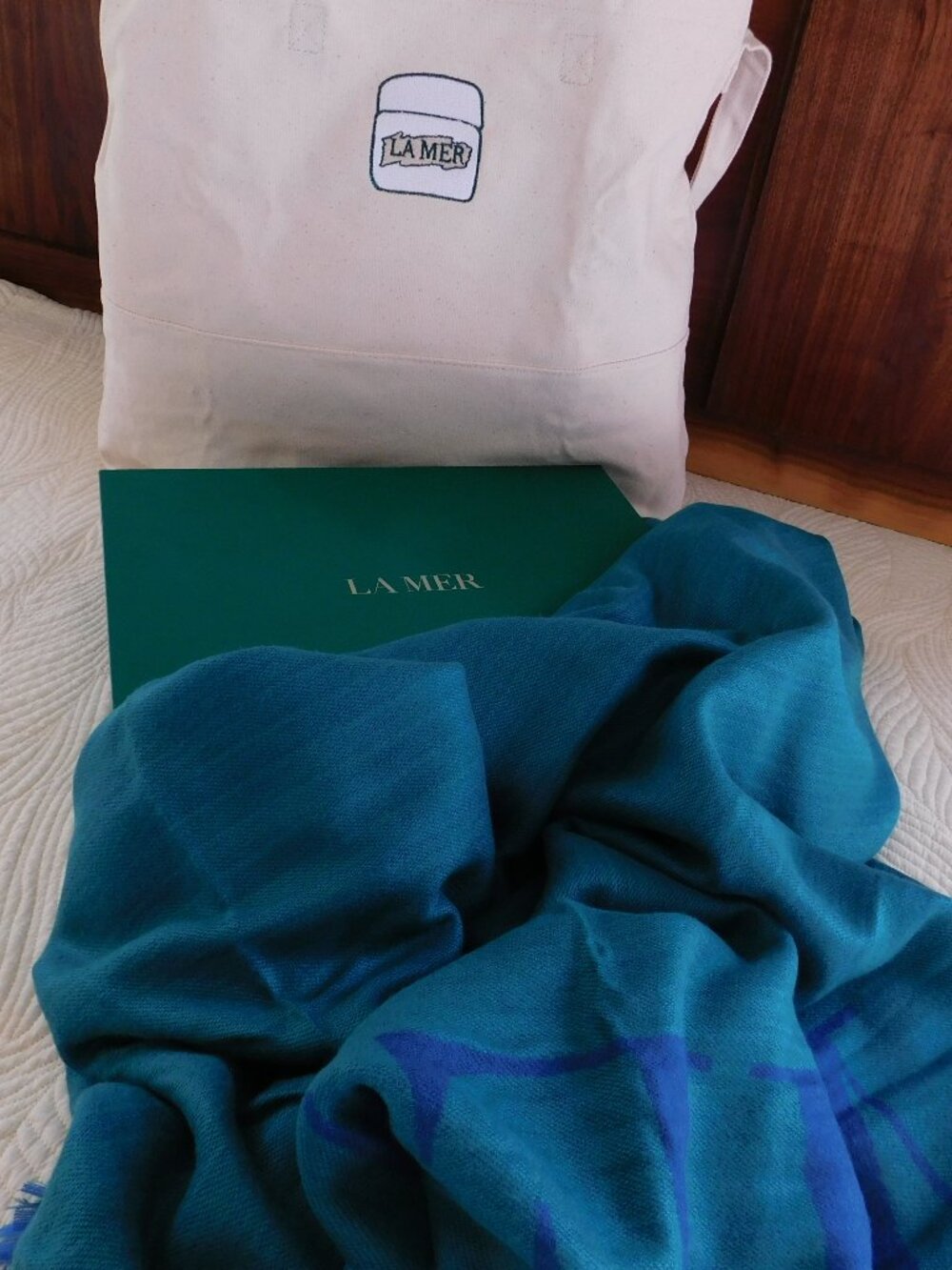 NIB La Mer luxurious gift set green blue soft pashmina blanket & shopper tote